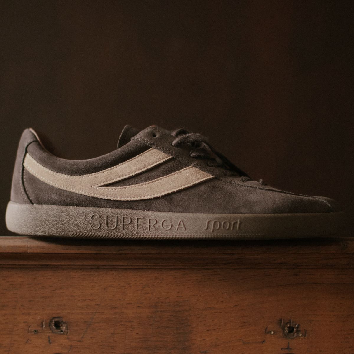 Superga: <h2 class="h1 hero__title" style="font-weight: bold">Capri</h2> Between sport and tradition, the model from the 1960s archives